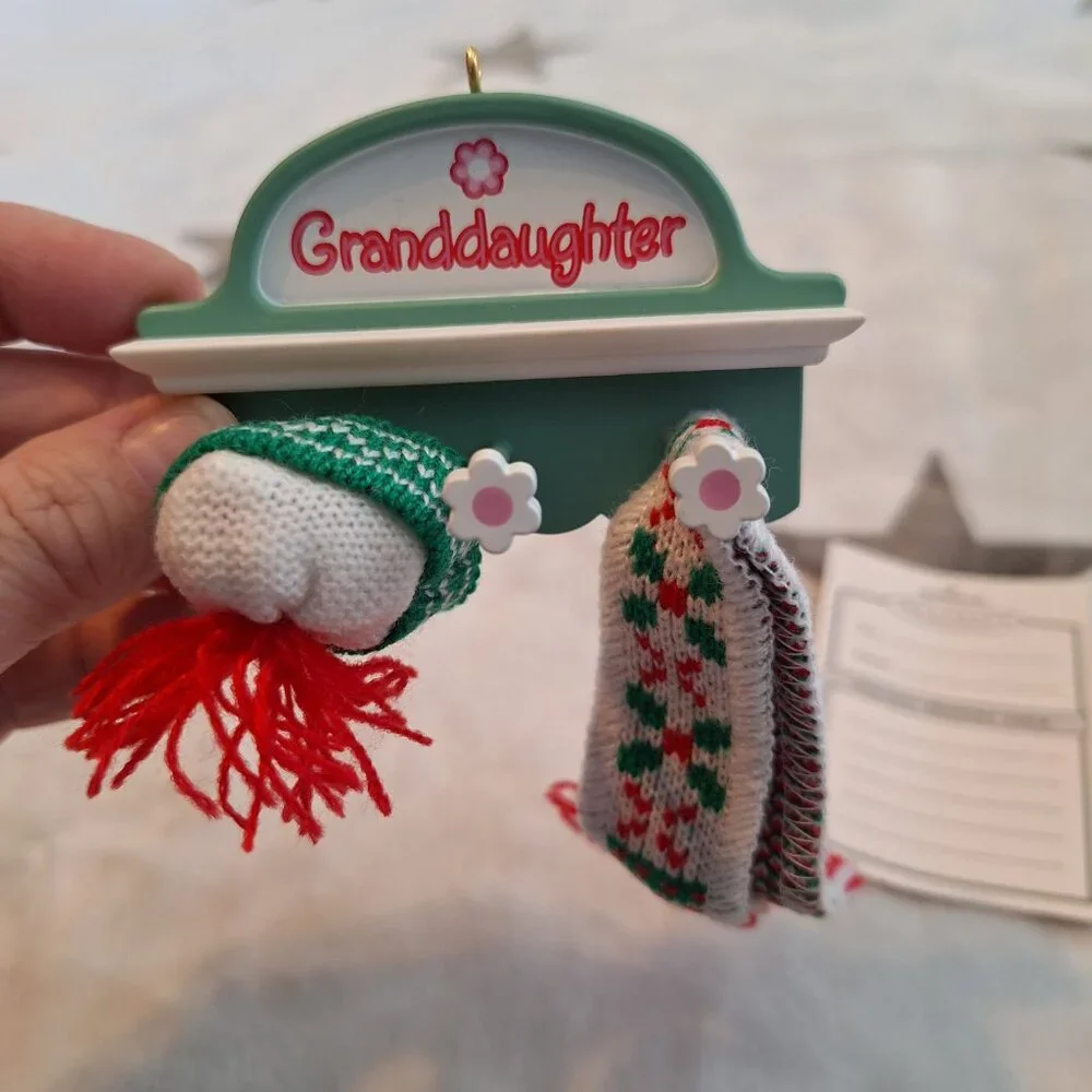Hallmark‎ GRANDDAUGHTER Keepsake Ornament Handcrafted Scarf Hat Shelf QXG5571